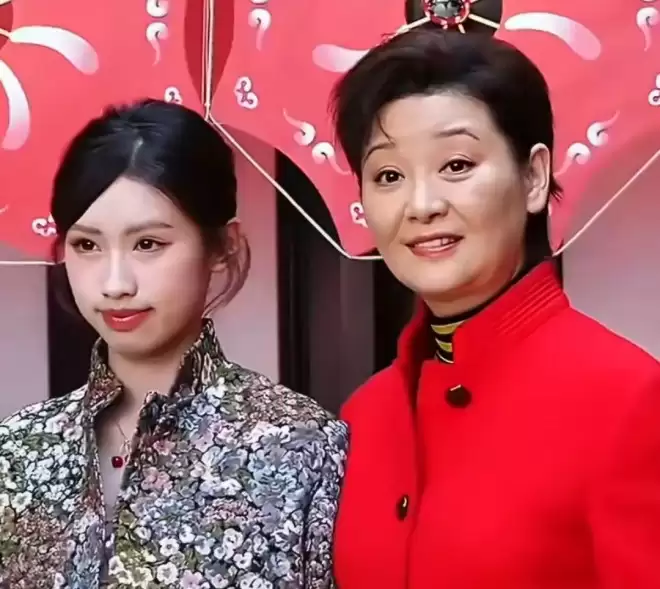 3次推开养母徐帆的手，徐朵对徐帆神情冷漠