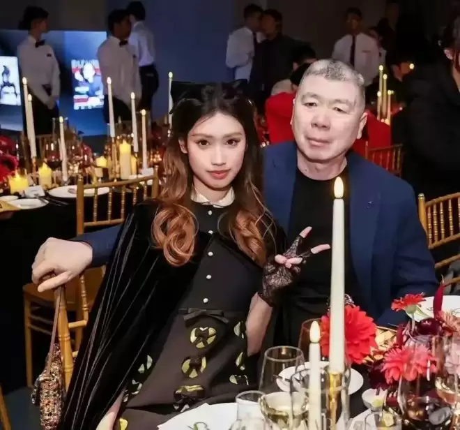 3次推开养母徐帆的手，徐朵对徐帆神情冷漠