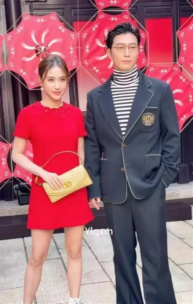 冯小刚女儿出席上海活动，花裤衩太大被嘲精致土