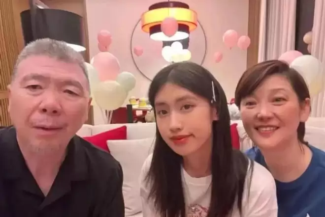冯小刚女儿出席上海活动，花裤衩太大被嘲精致土