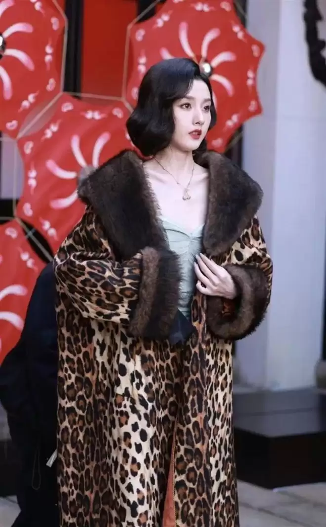 冯小刚女儿出席上海活动，花裤衩太大被嘲精致土