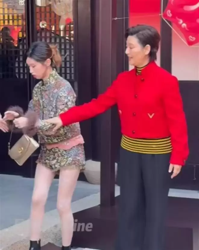 冯小刚女儿出席上海活动，花裤衩太大被嘲精致土