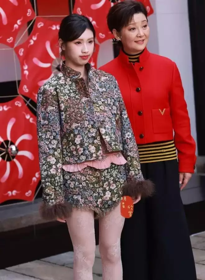 冯小刚女儿出席上海活动，花裤衩太大被嘲精致土
