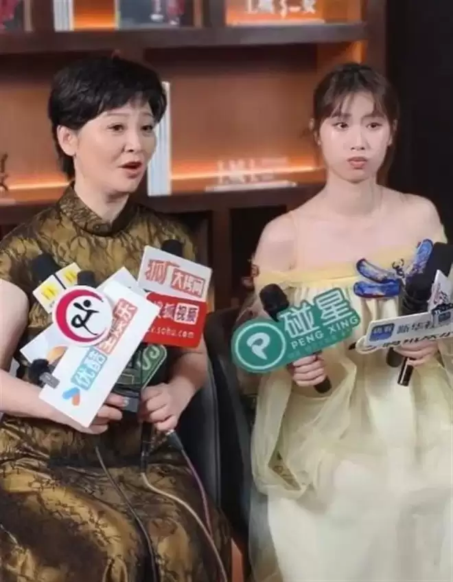 冯小刚女儿出席上海活动，花裤衩太大被嘲精致土