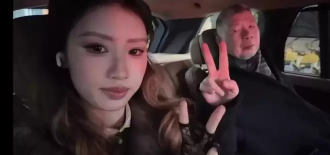 冯小刚女儿出席上海活动，花裤衩太大被嘲精致土