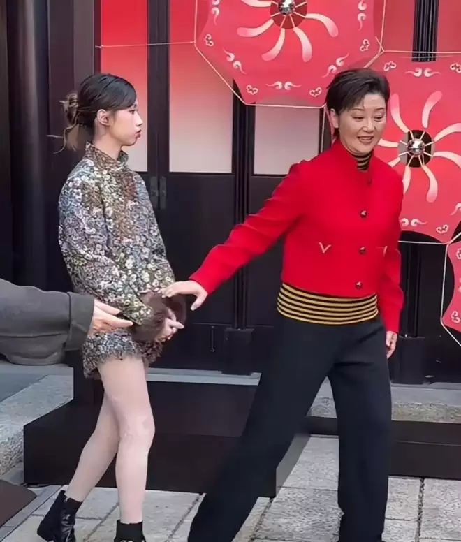 冯小刚女儿出席上海活动，花裤衩太大被嘲精致土
