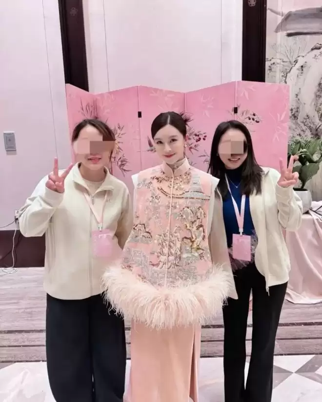 文咏珊曼谷被偶遇，穿蕾丝罩衫瘦出“排骨胸”