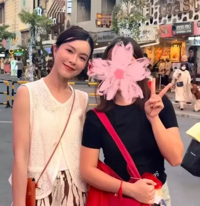 文咏珊曼谷被偶遇，穿蕾丝罩衫瘦出“排骨胸”