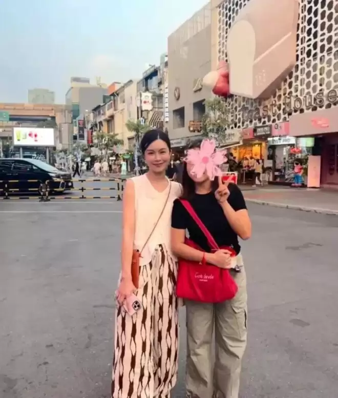 文咏珊曼谷被偶遇，穿蕾丝罩衫瘦出“排骨胸”