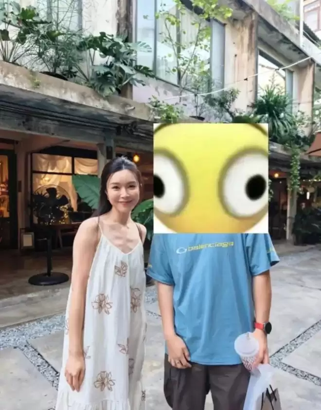 文咏珊曼谷被偶遇，穿蕾丝罩衫瘦出“排骨胸”