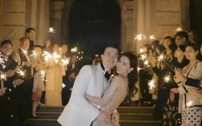 文咏珊曼谷被偶遇，穿蕾丝罩衫瘦出“排骨胸”