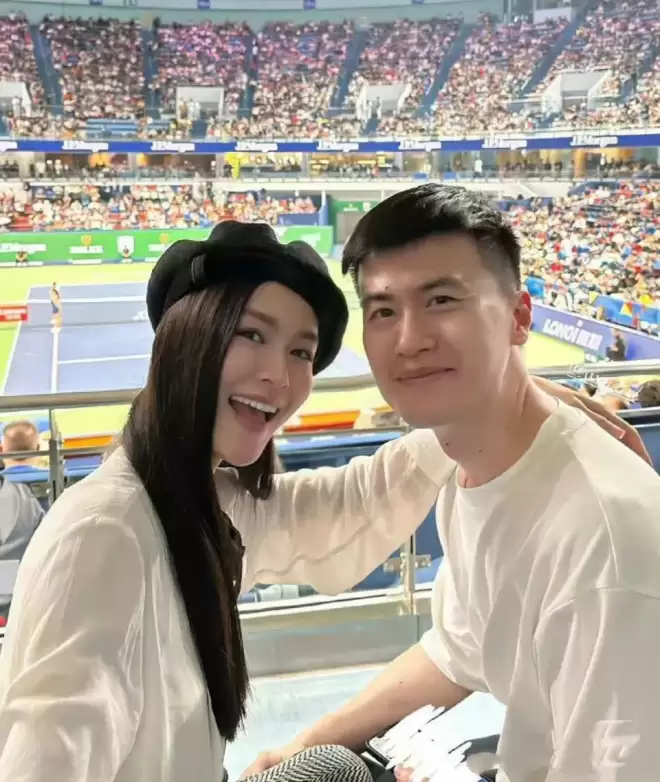 文咏珊曼谷被偶遇，穿蕾丝罩衫瘦出“排骨胸”