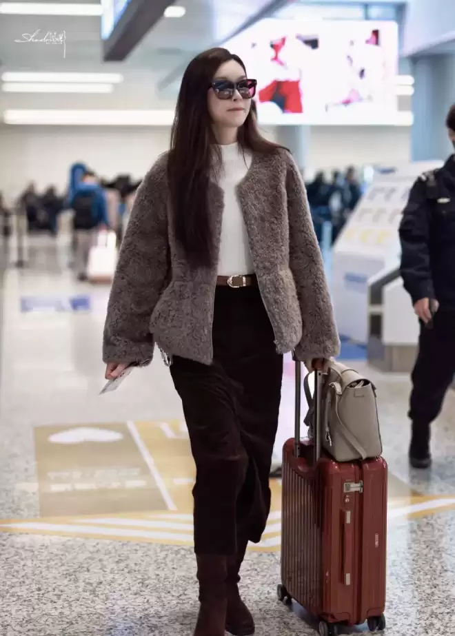 文咏珊曼谷被偶遇，穿蕾丝罩衫瘦出“排骨胸”