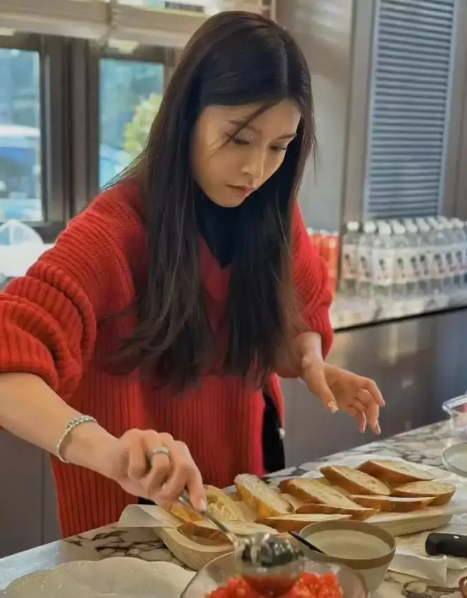 文咏珊曼谷被偶遇，穿蕾丝罩衫瘦出“排骨胸”