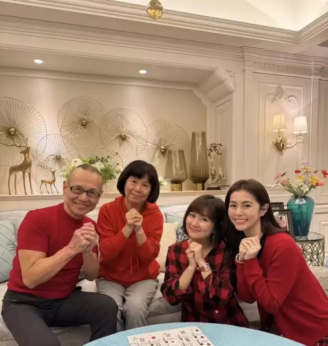 45岁任家萱现状曝光：穿粉色T恤身形臃肿