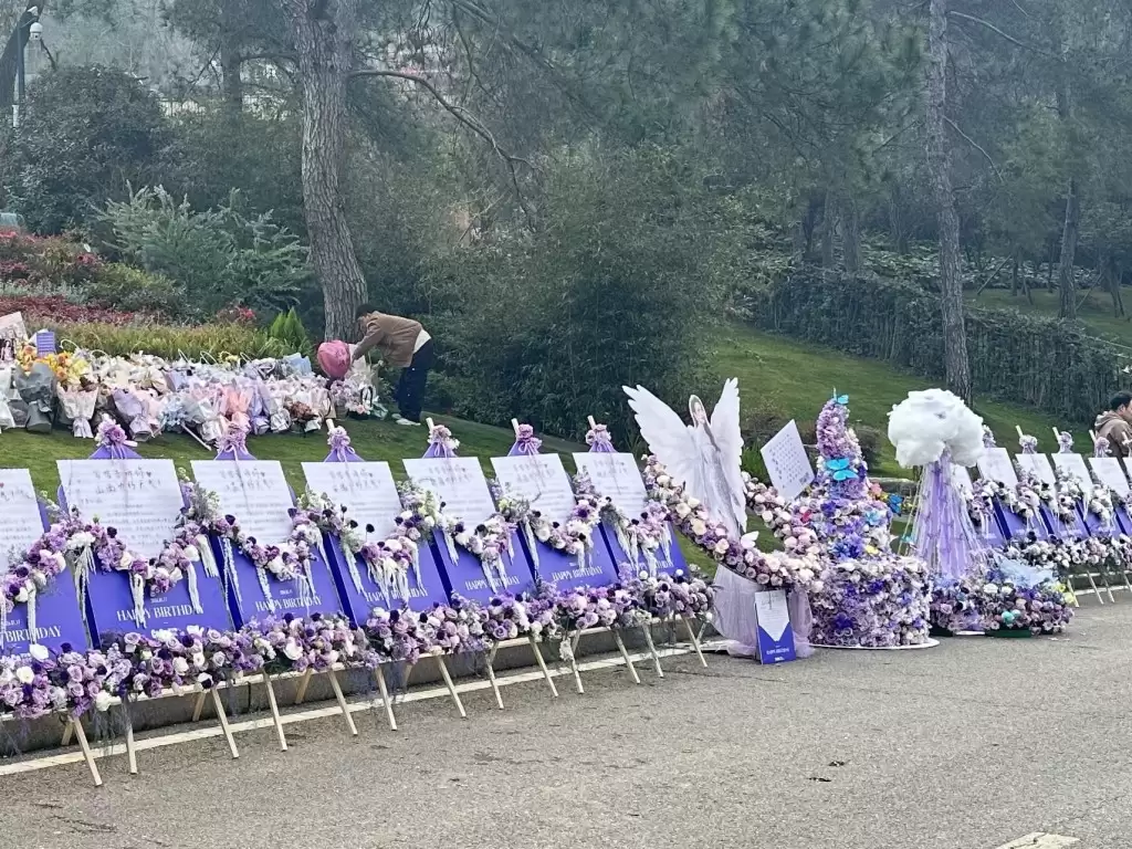 李玟生忌歌迷聚武汉写信诉思念  家人制纪录片以生命影响生命