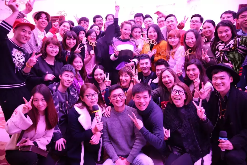 李玟生忌歌迷聚武汉写信诉思念  家人制纪录片以生命影响生命