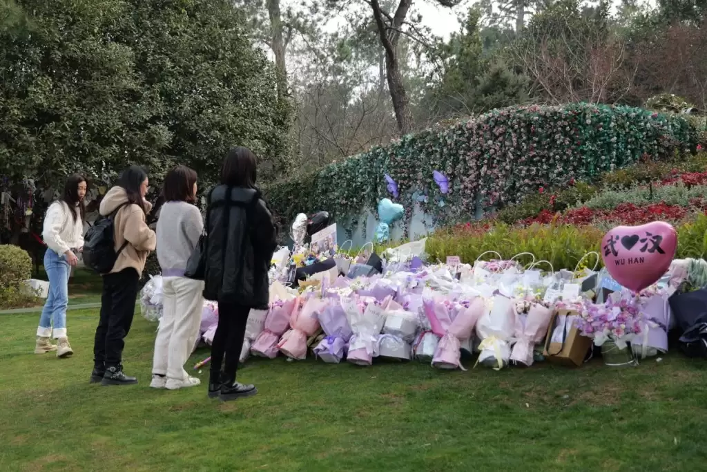 李玟生忌歌迷聚武汉写信诉思念  家人制纪录片以生命影响生命