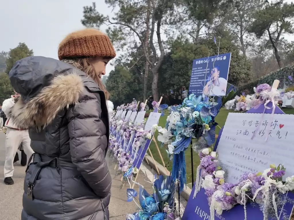 李玟生忌歌迷聚武汉写信诉思念  家人制纪录片以生命影响生命