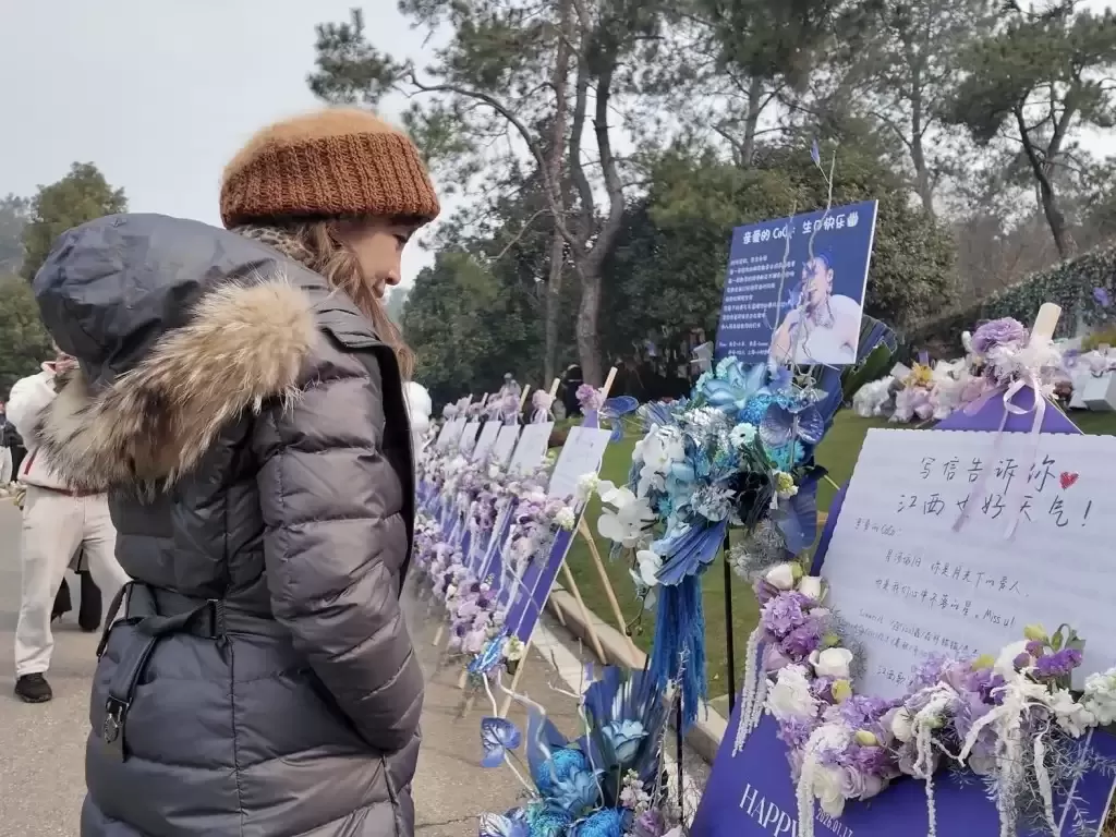 李玟生忌歌迷聚武汉写信诉思念  家人制纪录片以生命影响生命