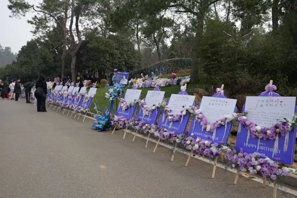 李玟生忌歌迷聚武汉写信诉思念  家人制纪录片以生命影响生命
