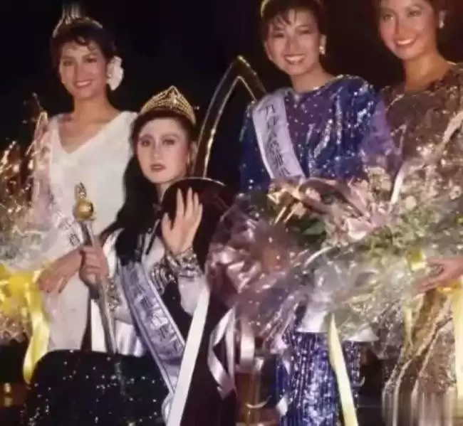 看了利智与张曼玉的合影，难怪李连杰一见钟情