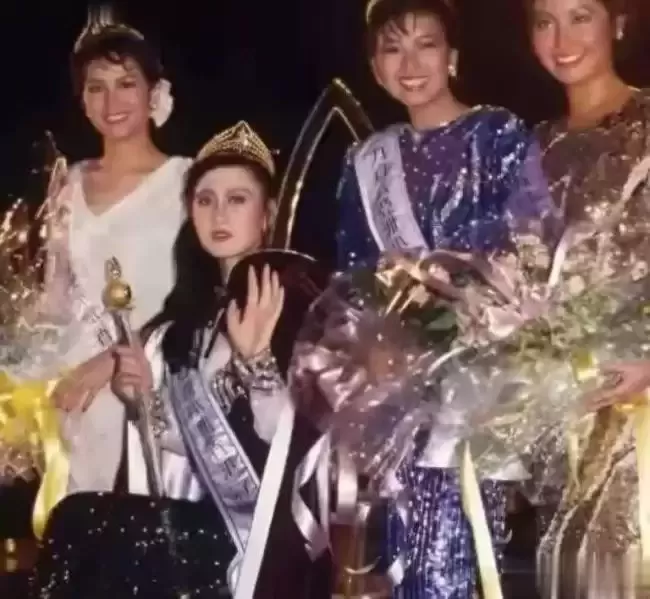 看了利智与张曼玉的合影，难怪李连杰一见钟情