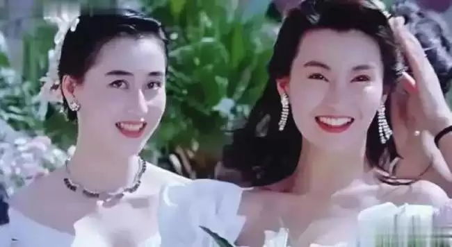 看了利智与张曼玉的合影，难怪李连杰一见钟情