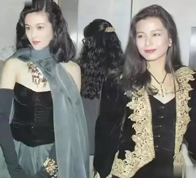 看了利智与张曼玉的合影，难怪李连杰一见钟情