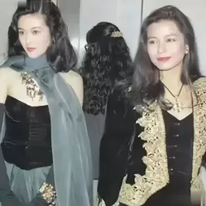 看了利智与张曼玉的合影，难怪李连杰一见钟情