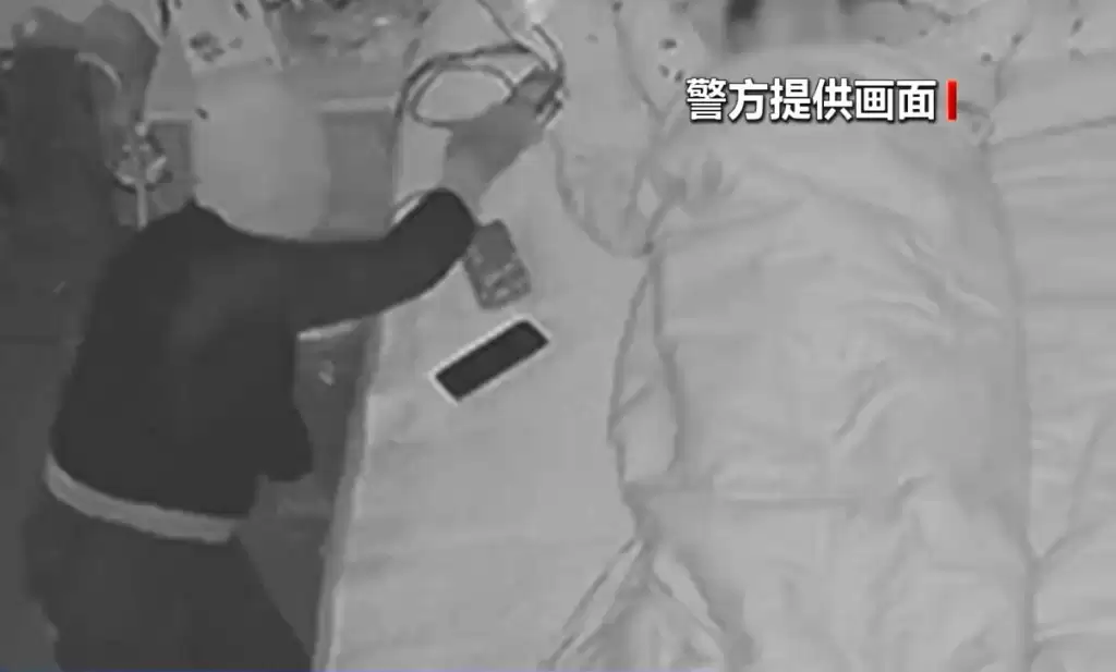 CCTV直击｜武汉蒙面贼半夜搜掠床头  女户主机警一招自保