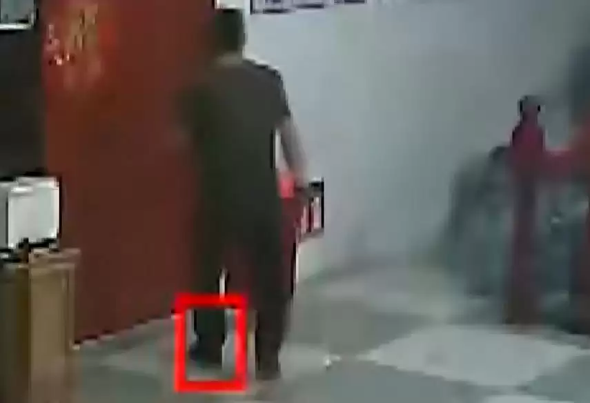 CCTV直击｜武汉蒙面贼半夜搜掠床头  女户主机警一招自保