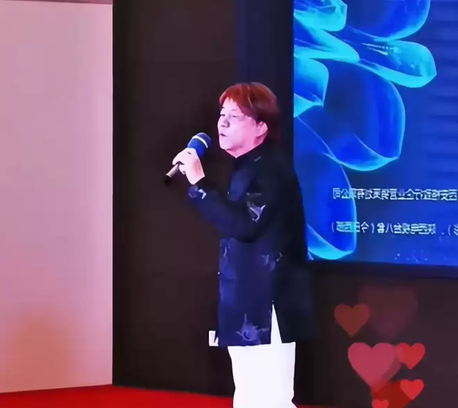 梁小龙一生太精彩！曾被封杀20年，公开承认出轨