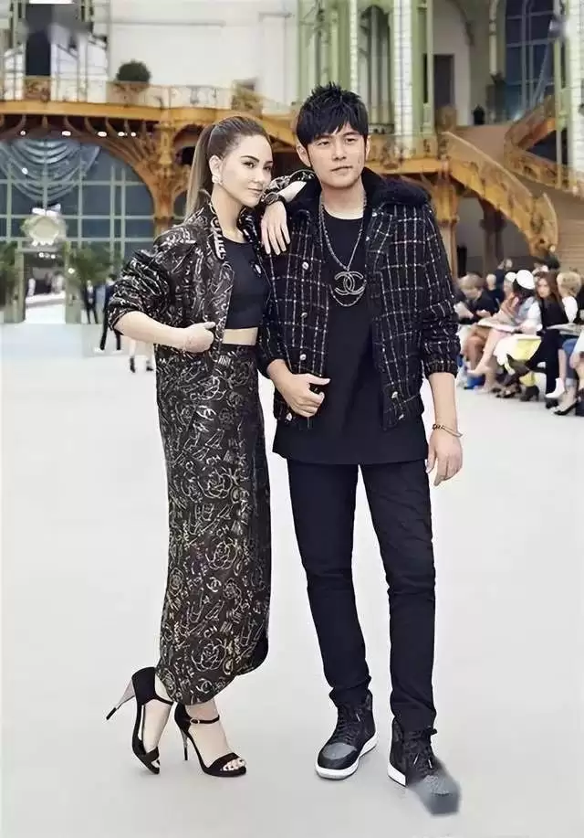 周杰伦昆凌结婚11年了：天王变话痨，昆凌仍冻龄