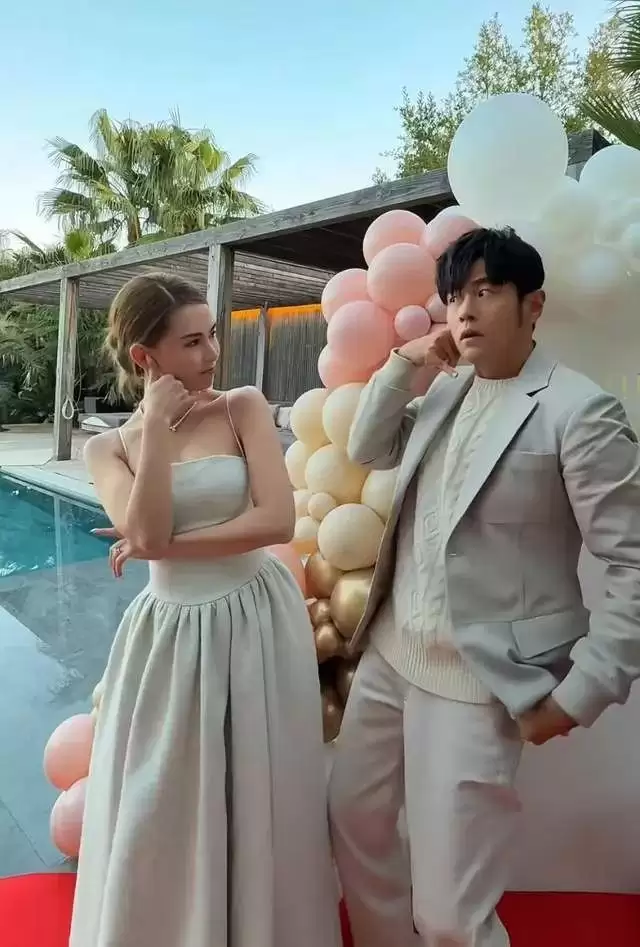 周杰伦昆凌结婚11年了：天王变话痨，昆凌仍冻龄