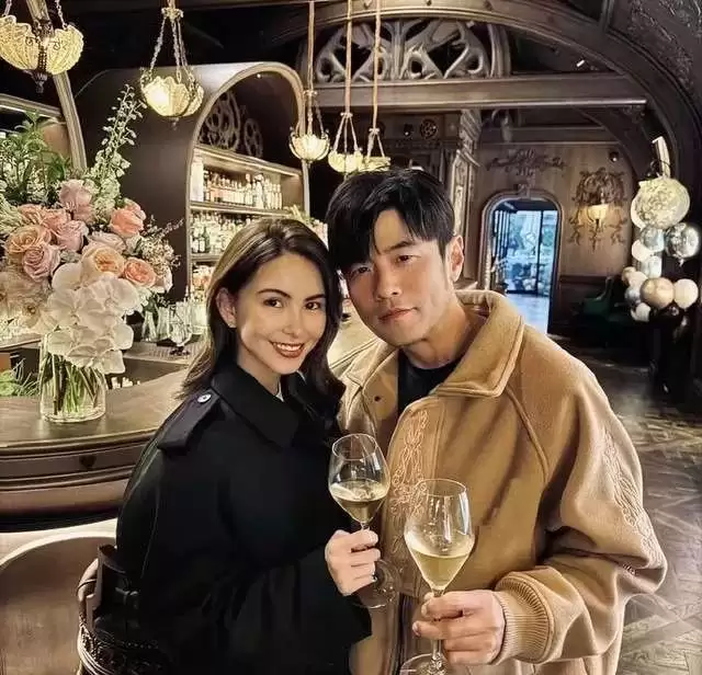 周杰伦昆凌结婚11年了：天王变话痨，昆凌仍冻龄