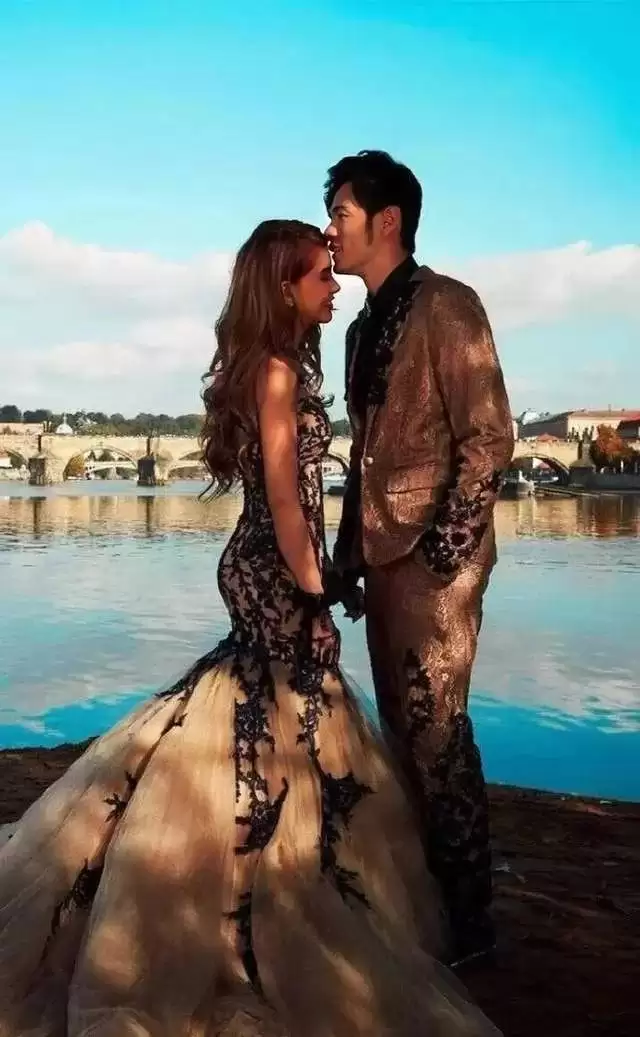 周杰伦昆凌结婚11年了：天王变话痨，昆凌仍冻龄