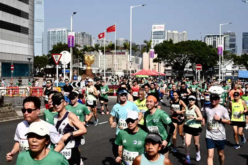 影帝周润发参与其中 香港马拉松结束 逾74000人中有1500人受伤
