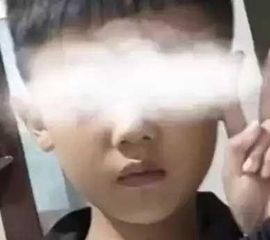 爷爷误将火锅燃料当水，7岁男童饮后多器官衰竭