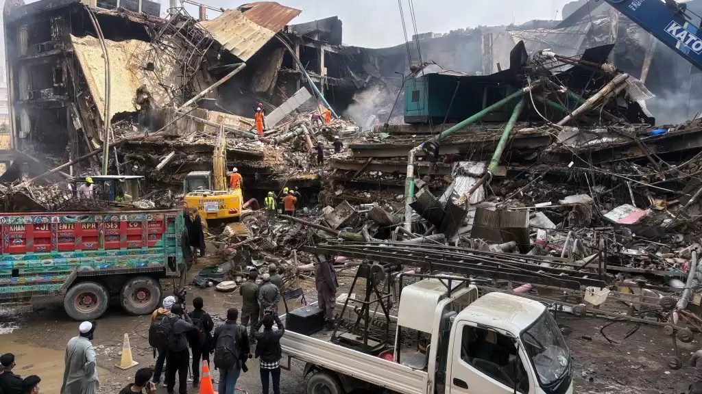 巴基斯坦商场大火烧24小时终扑灭 增至11死 60人失踪