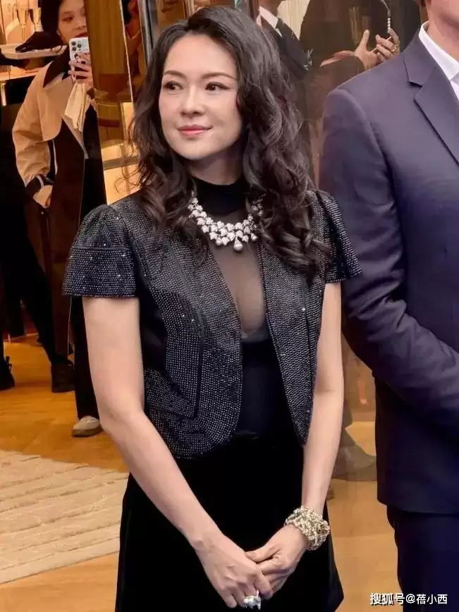 章子怡离开汪峰后风格大变，一身红黑穿搭像贵妇，46岁美出新高度