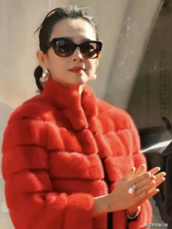 章子怡离开汪峰后风格大变，一身红黑穿搭像贵妇，46岁美出新高度