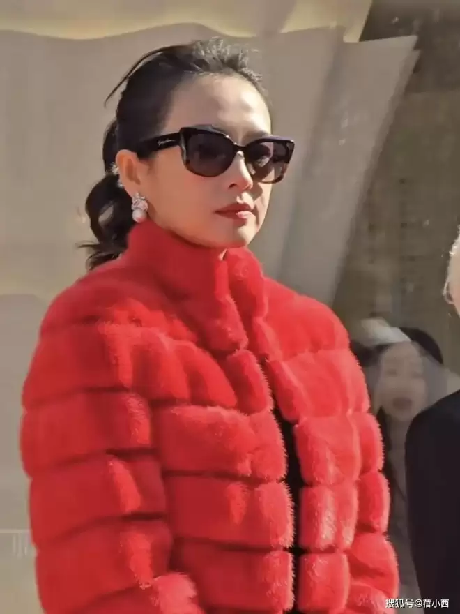 章子怡离开汪峰后风格大变，一身红黑穿搭像贵妇，46岁美出新高度