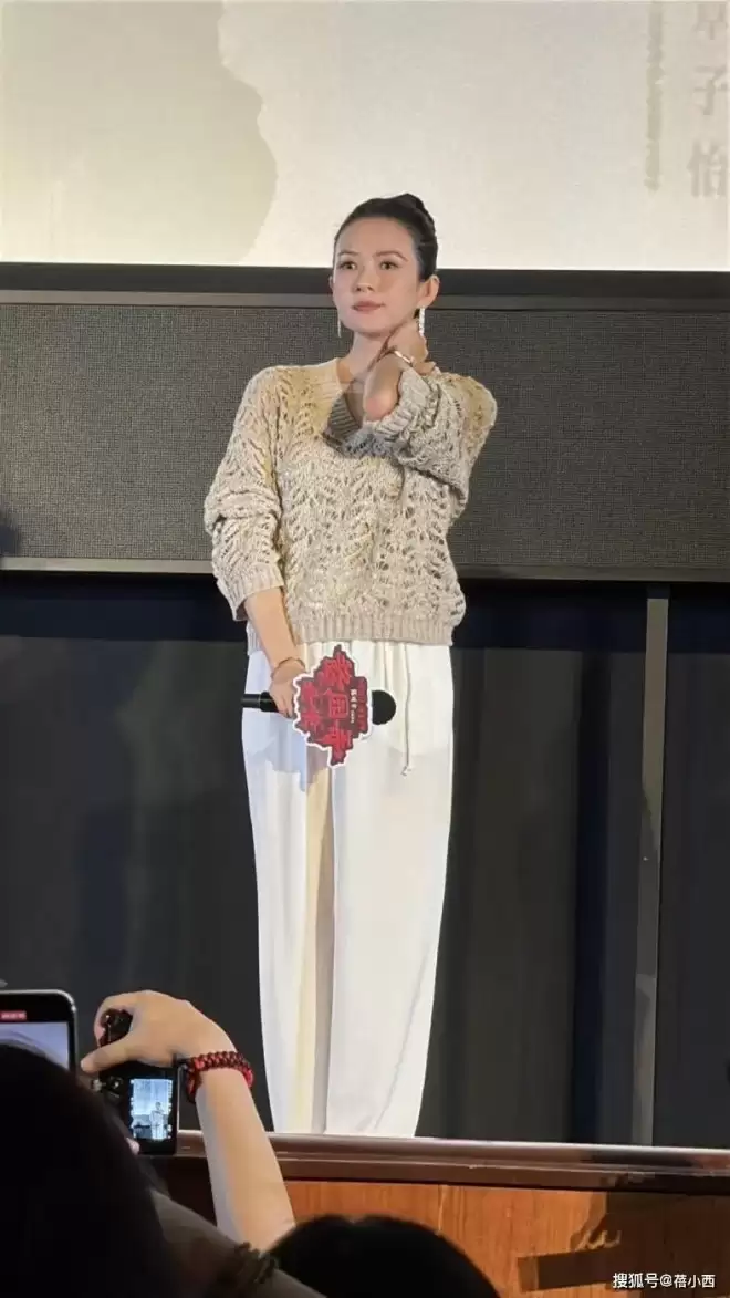 章子怡离开汪峰后风格大变，一身红黑穿搭像贵妇，46岁美出新高度