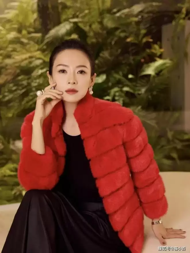 章子怡离开汪峰后风格大变，一身红黑穿搭像贵妇，46岁美出新高度