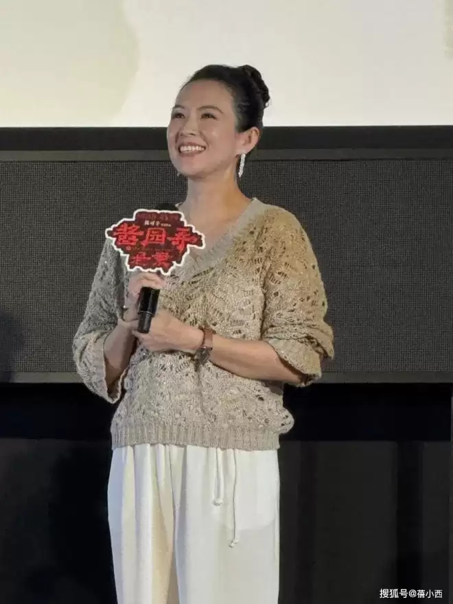章子怡离开汪峰后风格大变，一身红黑穿搭像贵妇，46岁美出新高度