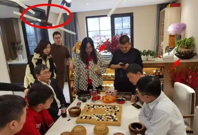聂卫平家中装修高大上，孙子可爱，女儿戴18万表