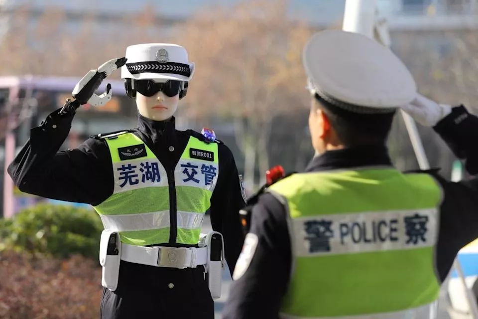中国猛推“金童玉女”AI交警机器人 网:半夜遇见吓死