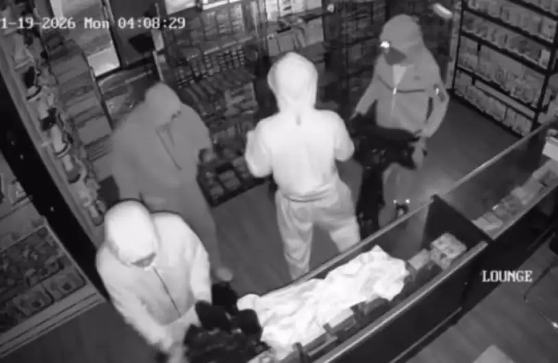 【有片】窃贼砸店就为宝可梦  不到5分钟就偷得数万元卡牌
