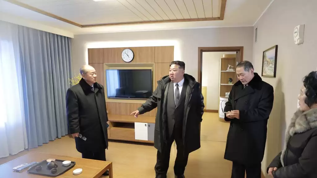 北韩温泉设施竣工 金正恩剪彩并与泡汤大妈聊天